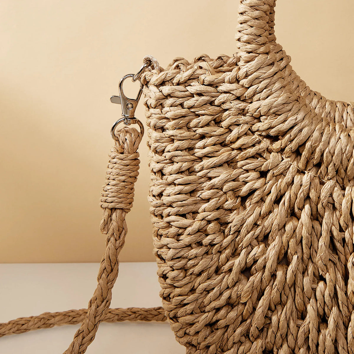 Alès, sac de plage demi-lune en paille tressée main, vue produit 4 (4 sur 7)