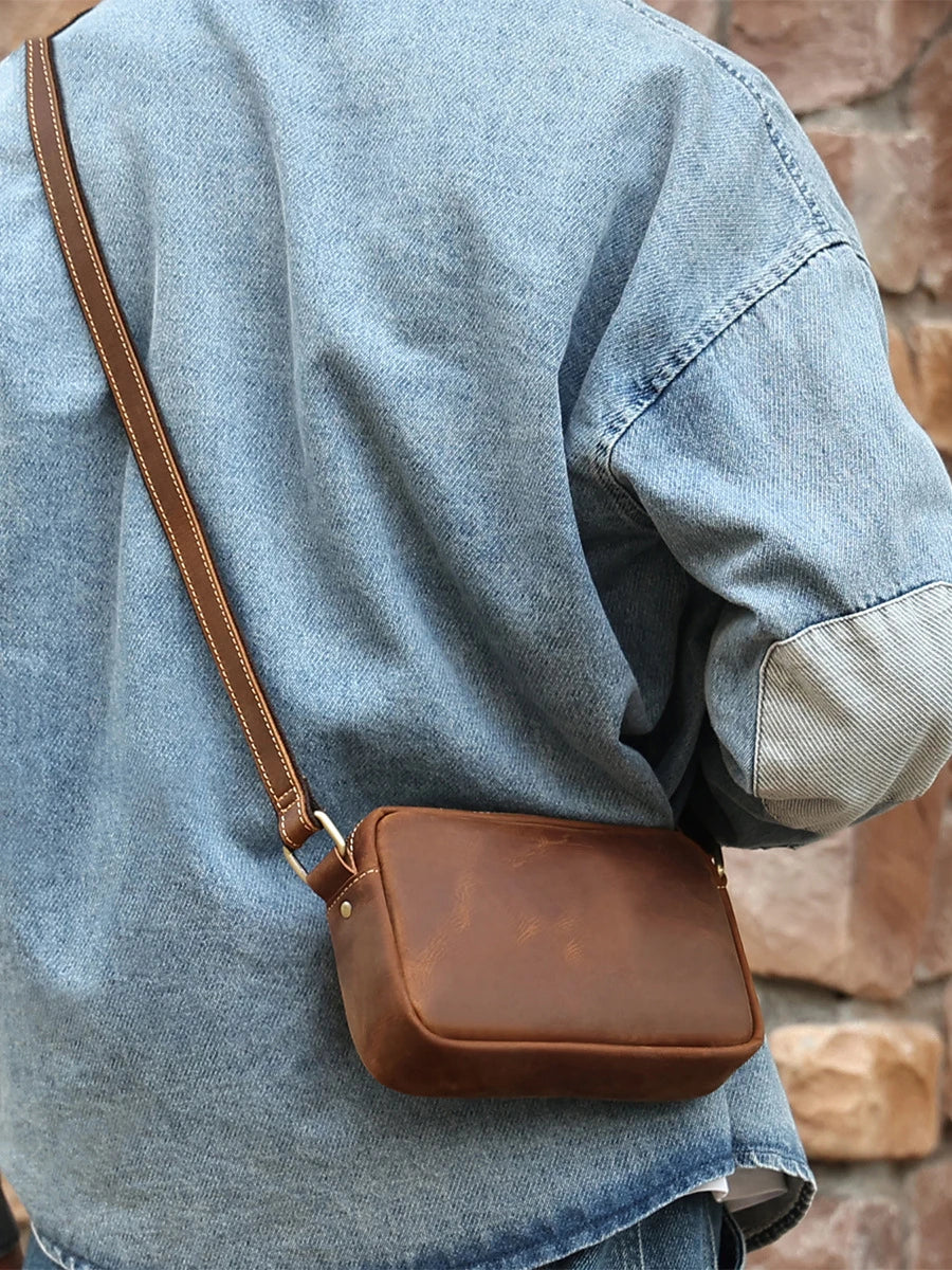 Bron — sacoche en cuir, modèle rectangulaire zippé, porté en bandoulière