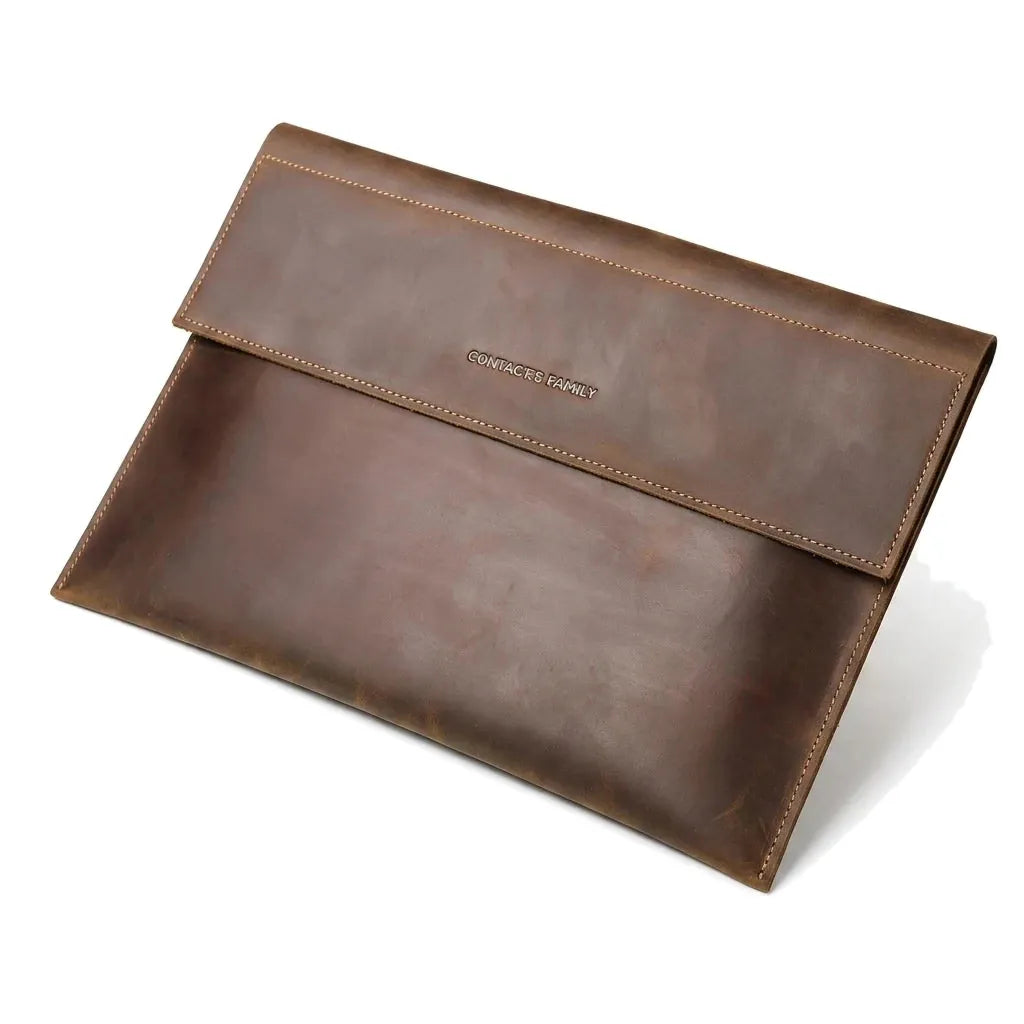 Aix-en-Provence - Étui MacBook Air 13 en cuir véritable - packshot sur fond blanc, coloris brun cognac