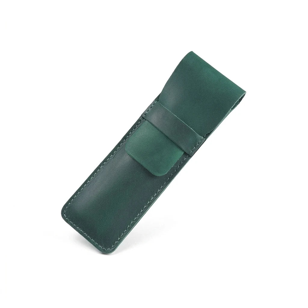 Ajaccio - Porte-stylo rétro en cuir véritable, packshot sur fond blanc, coloris vert, petit format