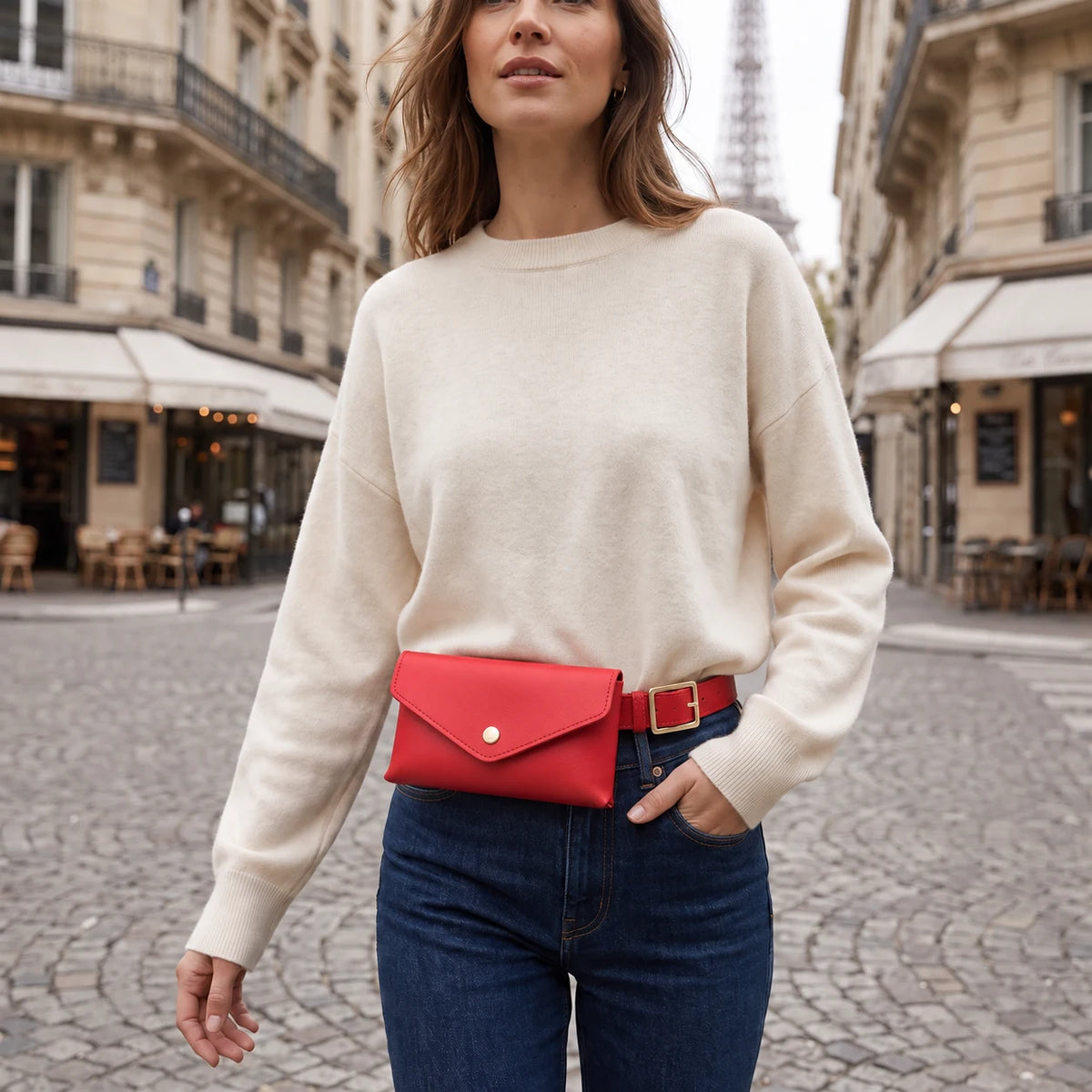 Albi — sac banane rouge porté à la taille