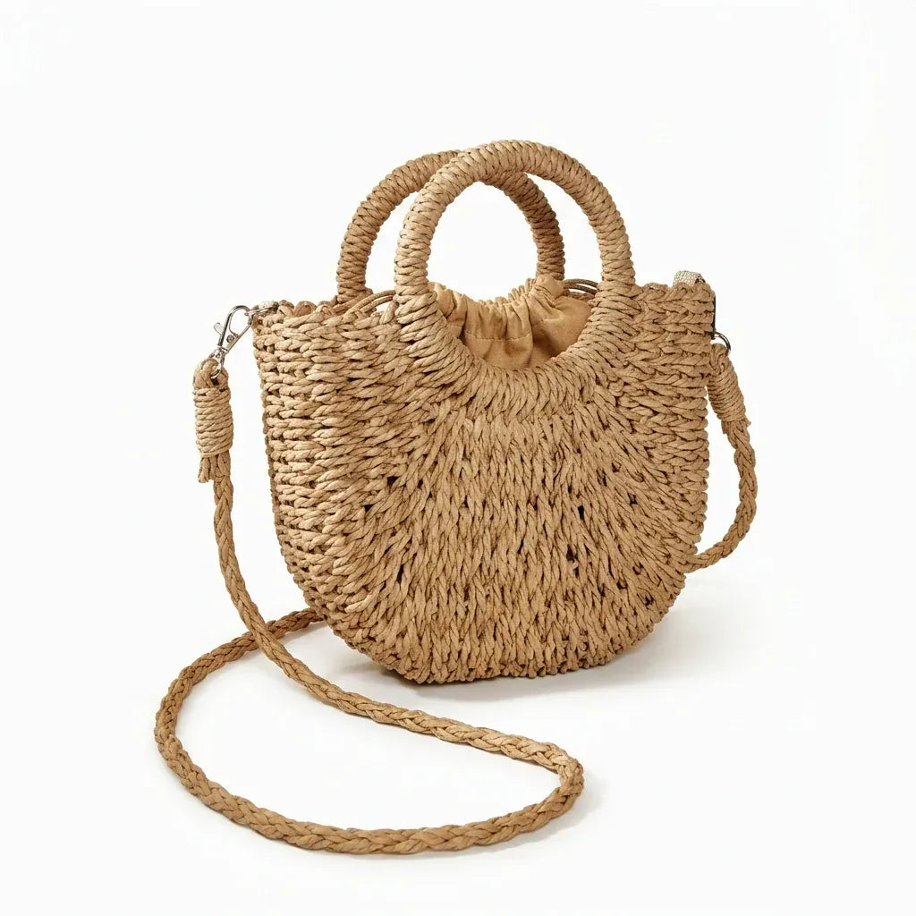 Alès - Sac de plage demi-lune en paille tressée main - packshot sur fond blanc, coloris paille naturelle