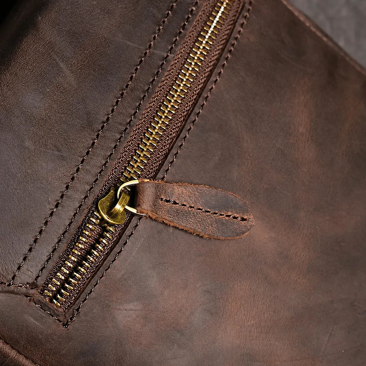 Détail de la fermeture zippée de la sacoche Arras marron