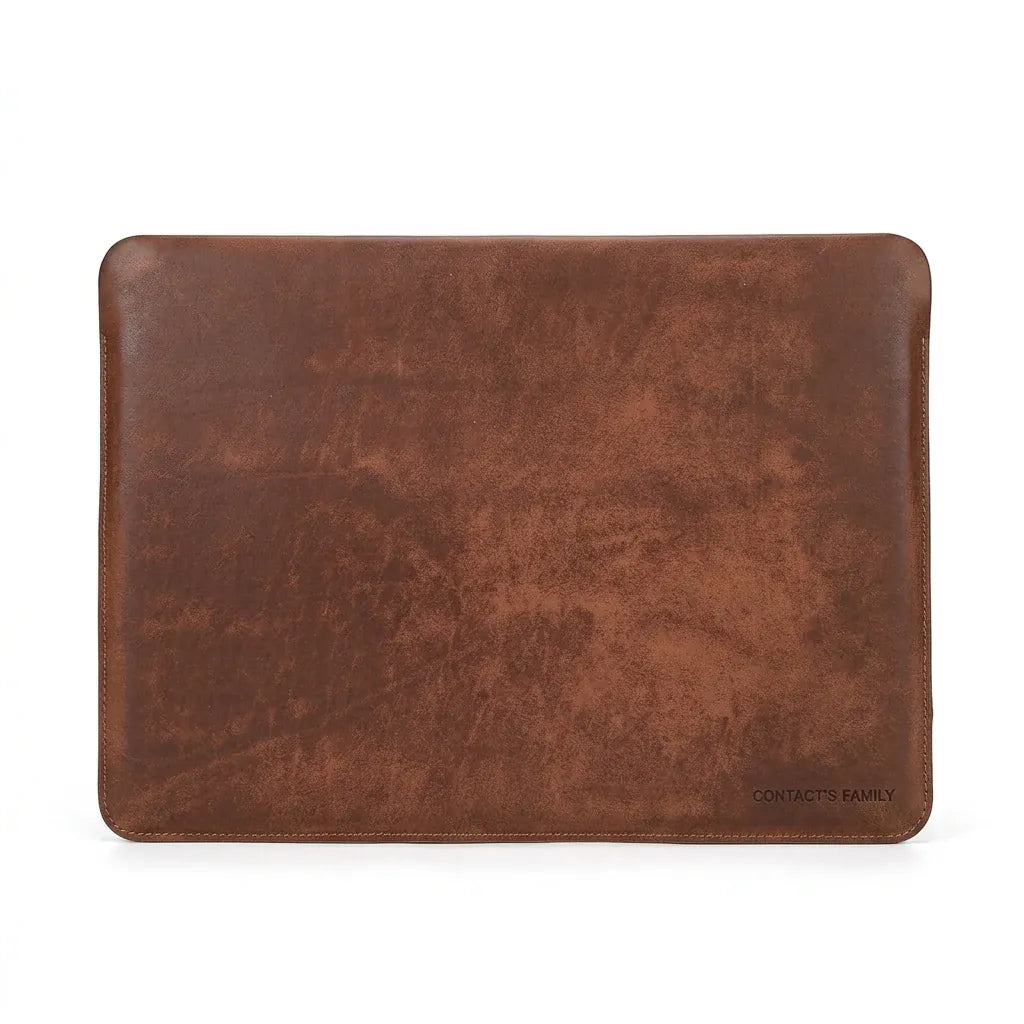 Besançon - Housse ordinateur en cuir de vache, faite main - packshot sur fond blanc, coloris brun cognac