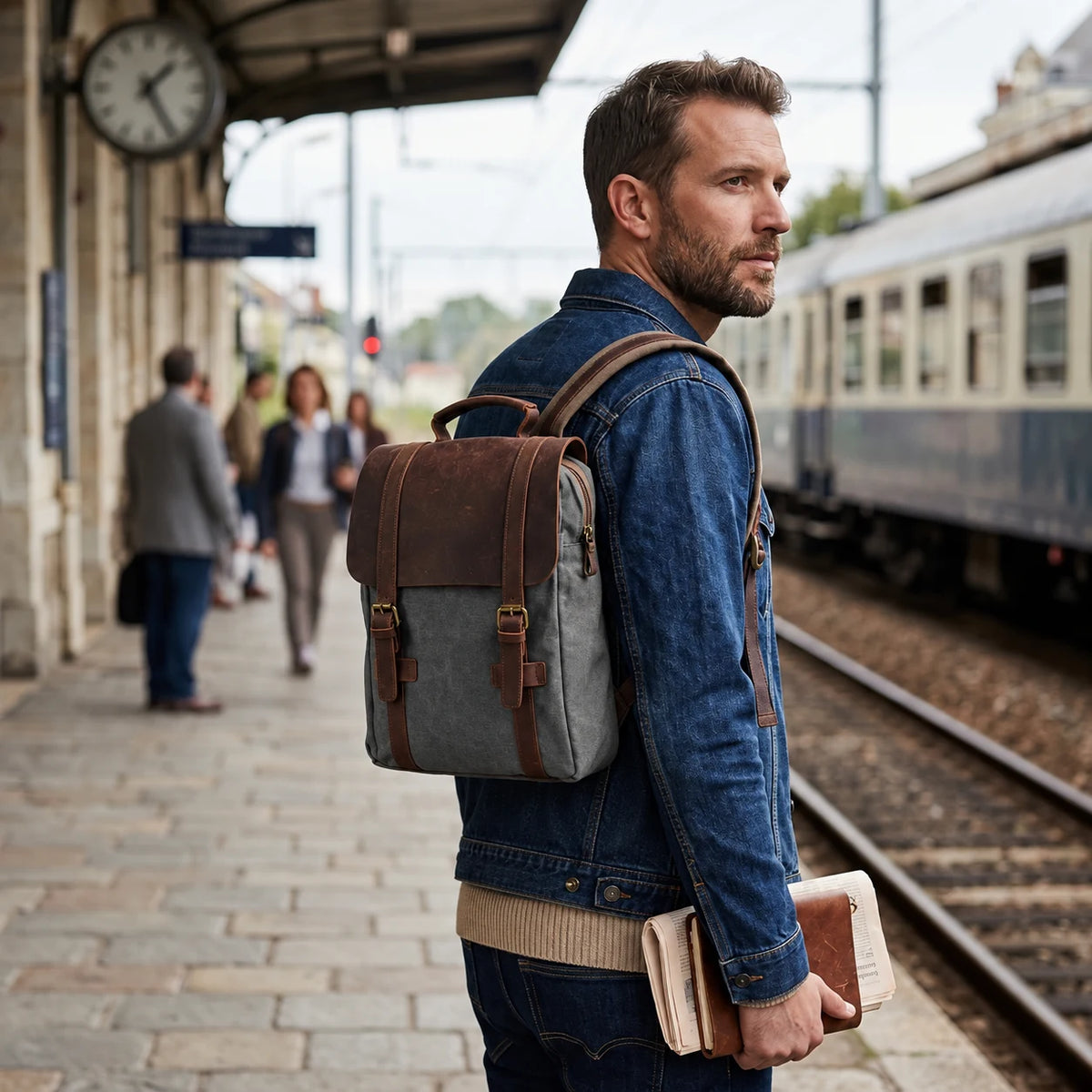 Bourges — sac gris petit, porté, 34 × 27 × 8 cm