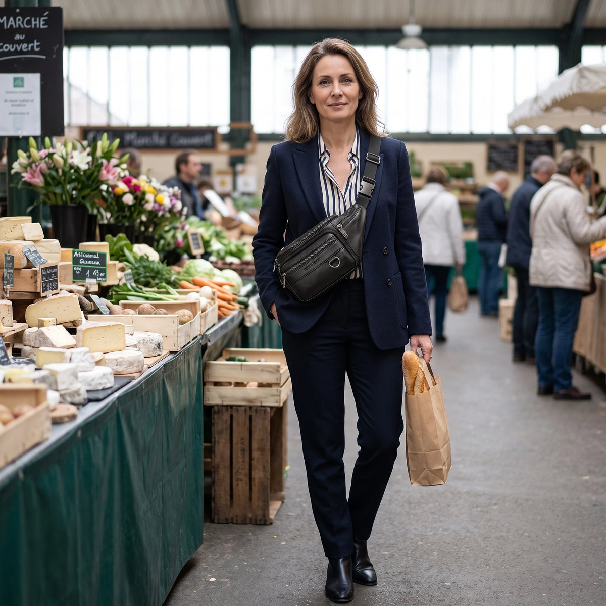 Bayonne - sac banane cuir noir porté par une femme au marché