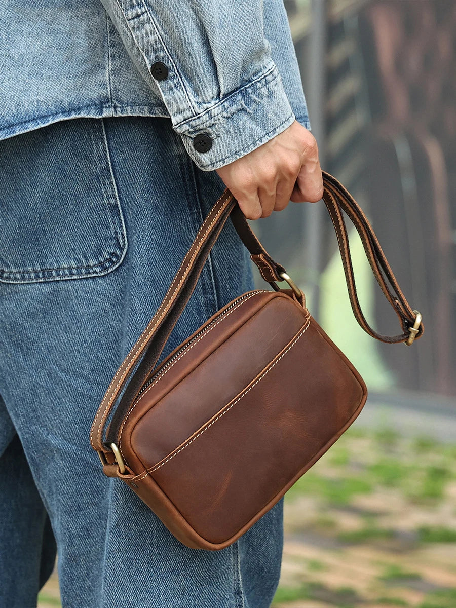 Bron — sacoche en cuir, modèle rectangulaire zippé, porté à la main