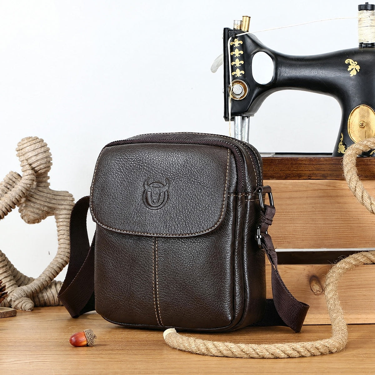 Douai, sacoche messager mini en cuir véritable, coloris café, mise en scène atelier