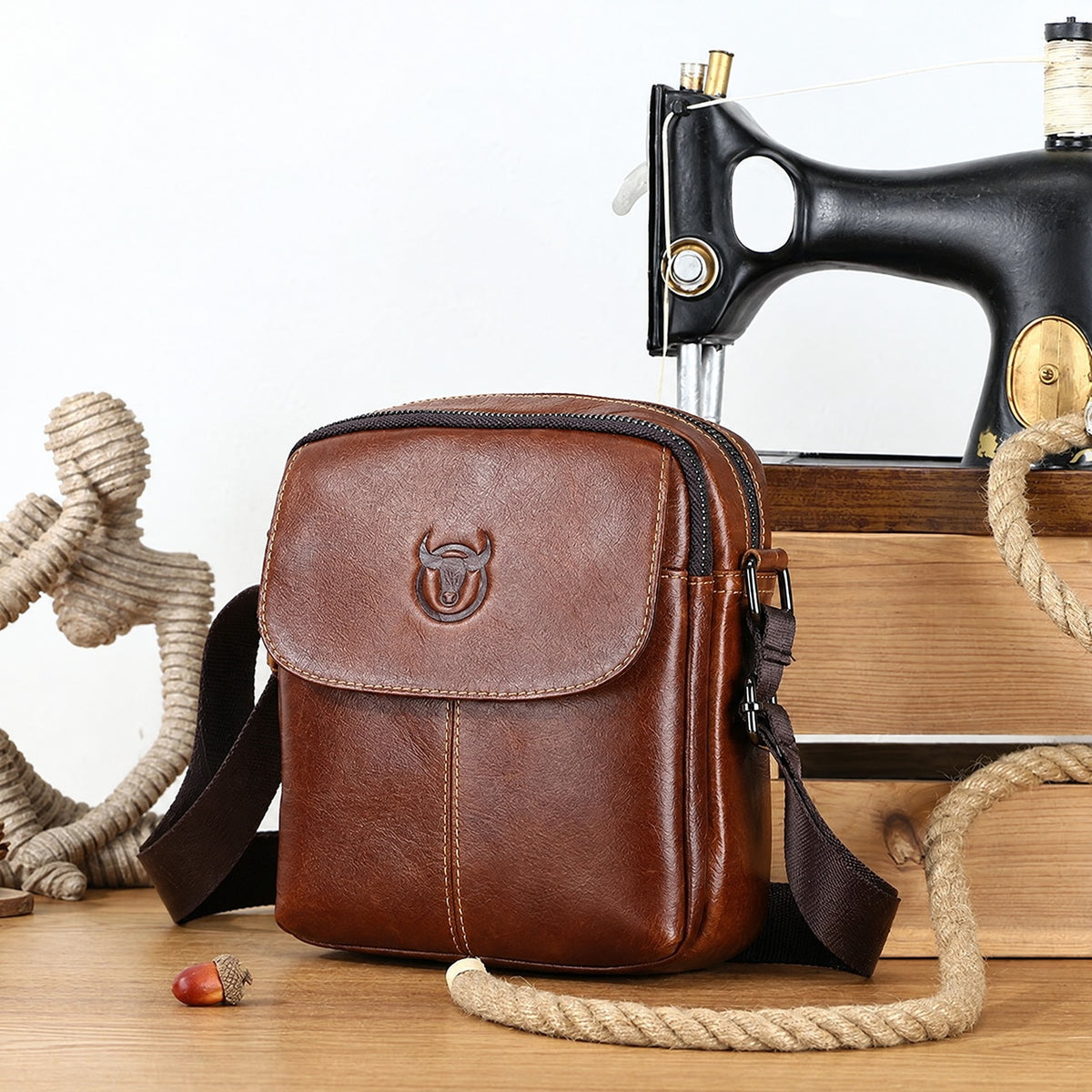 Douai, sacoche messager mini en cuir véritable, coloris marron, mise en scène atelier