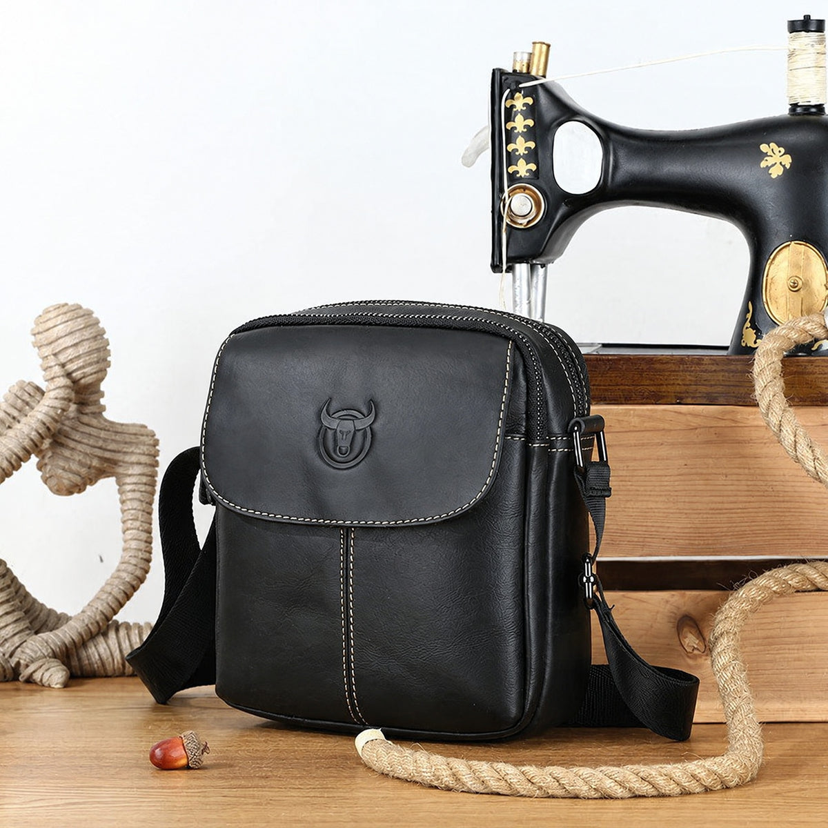 Douai, sacoche messager mini en cuir véritable, coloris noir, mise en scène atelier