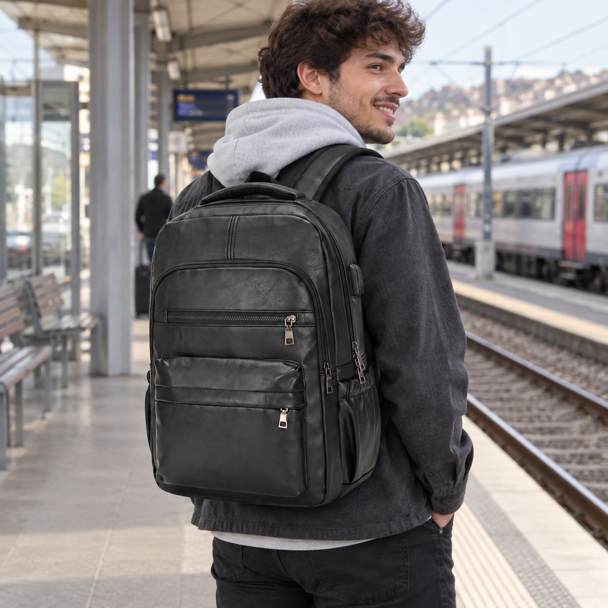 Fréjus - Sac à dos simili cuir, port USB intégré — photo portée naturelle, quai de gare
