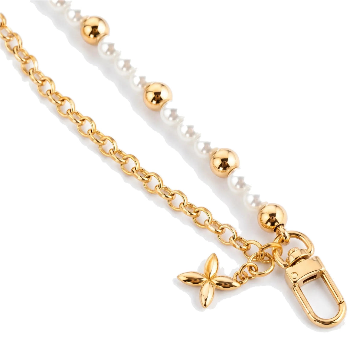 Grasse - détail des perles, du fermoir mousqueton et du charm fleur sur fond blanc