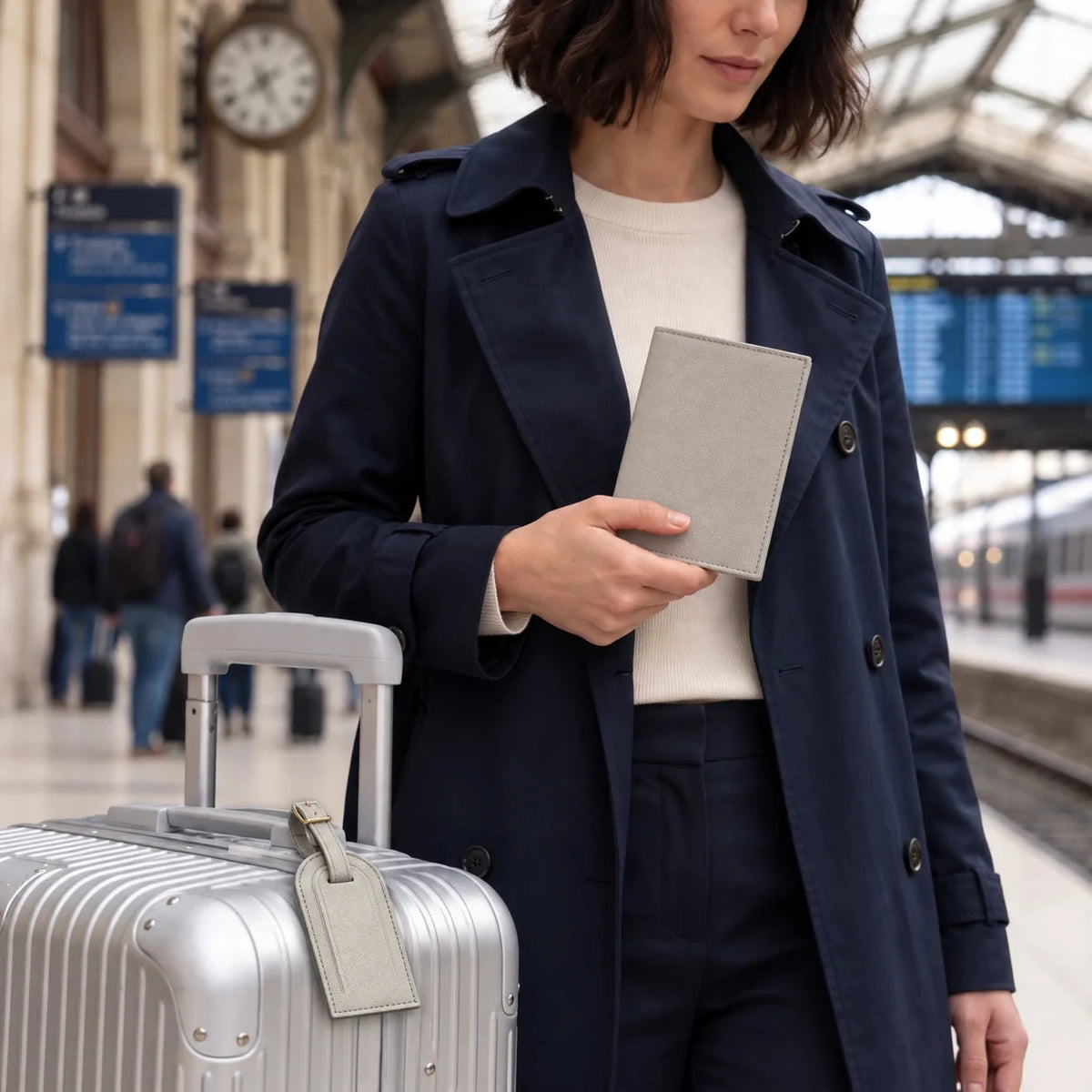 La Rochelle — porte-passeport gris tenu en main et étiquette assortie