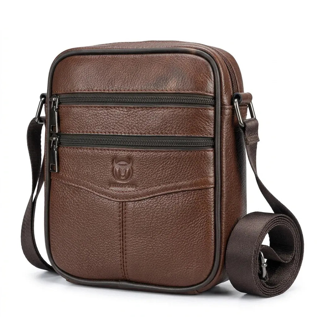 Le Cannet - Sacoche bandoulière en cuir véritable, rabat vintage - packshot sur fond blanc, coloris brun cognac