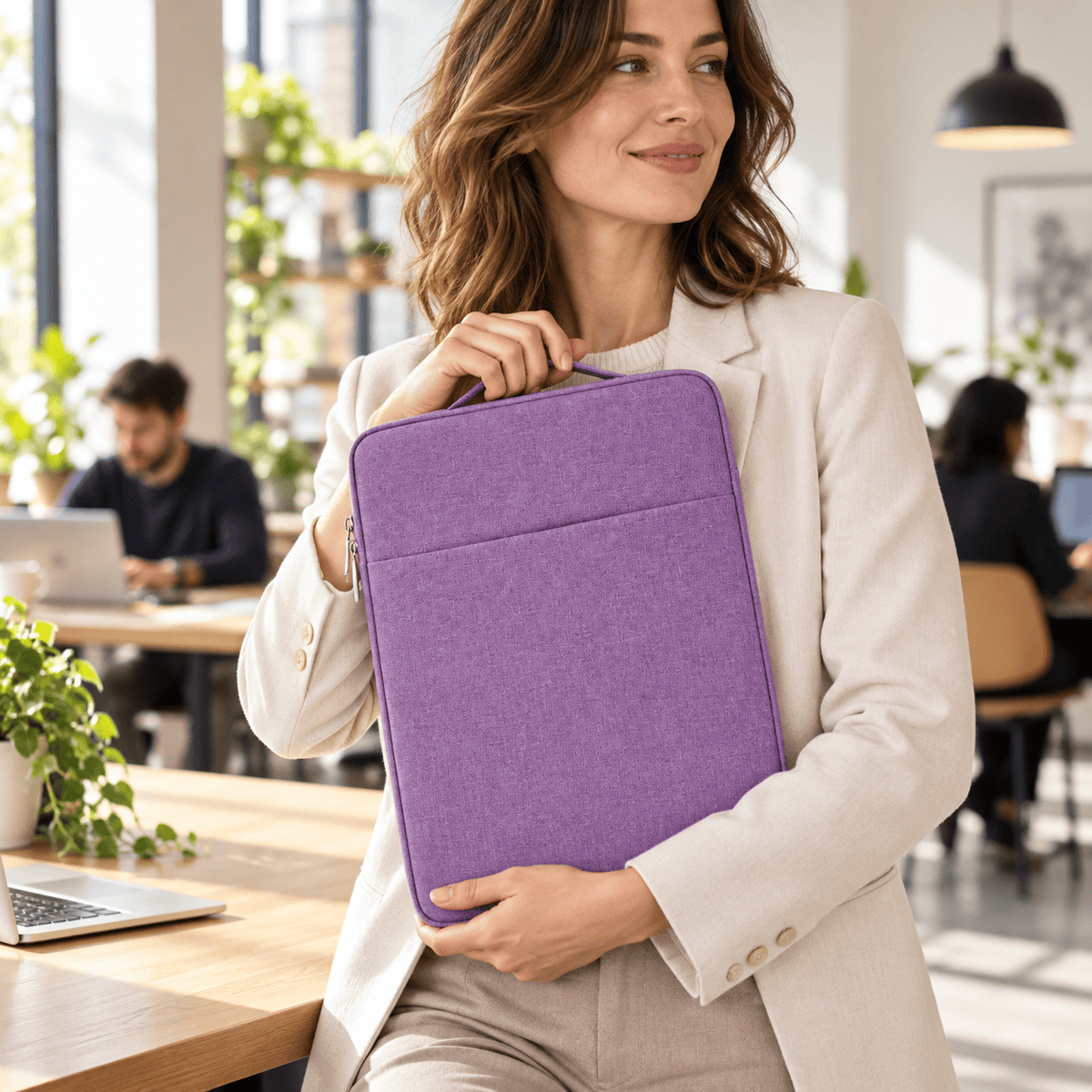 Limoges — housse ordinateur violet portée ou utilisée au quotidien