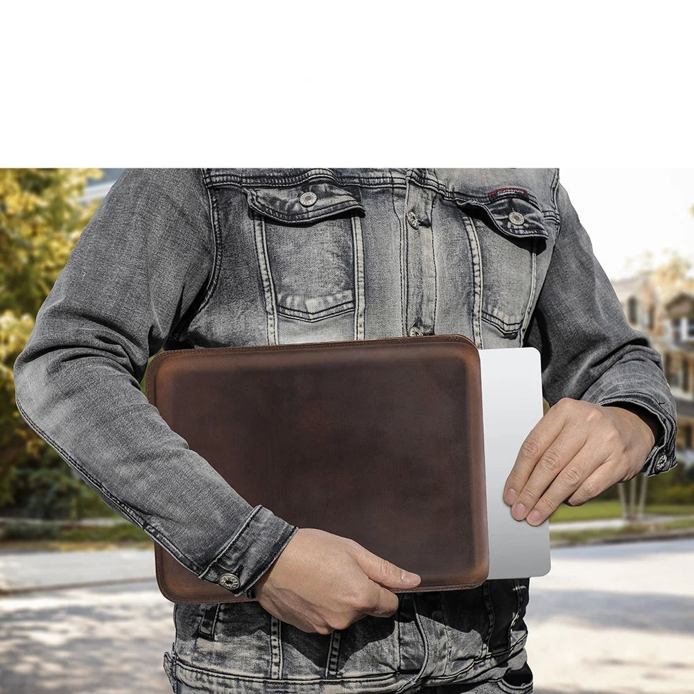 Étui ordinateur cuir Nîmes porté sous le bras