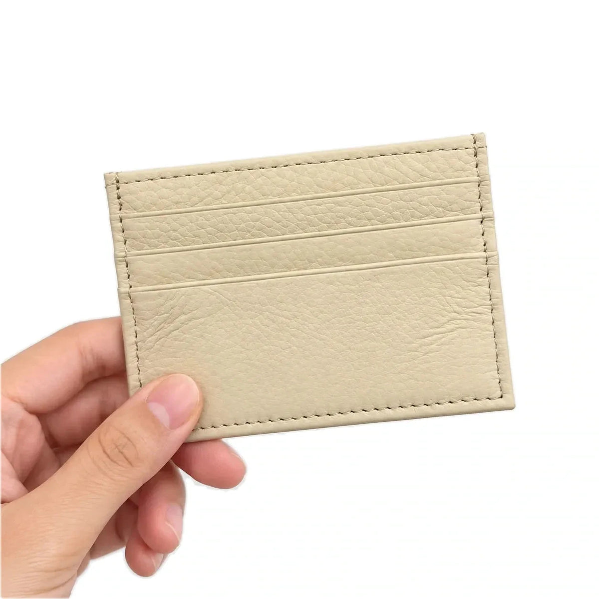 Nouméa — porte-cartes beige tenu en main