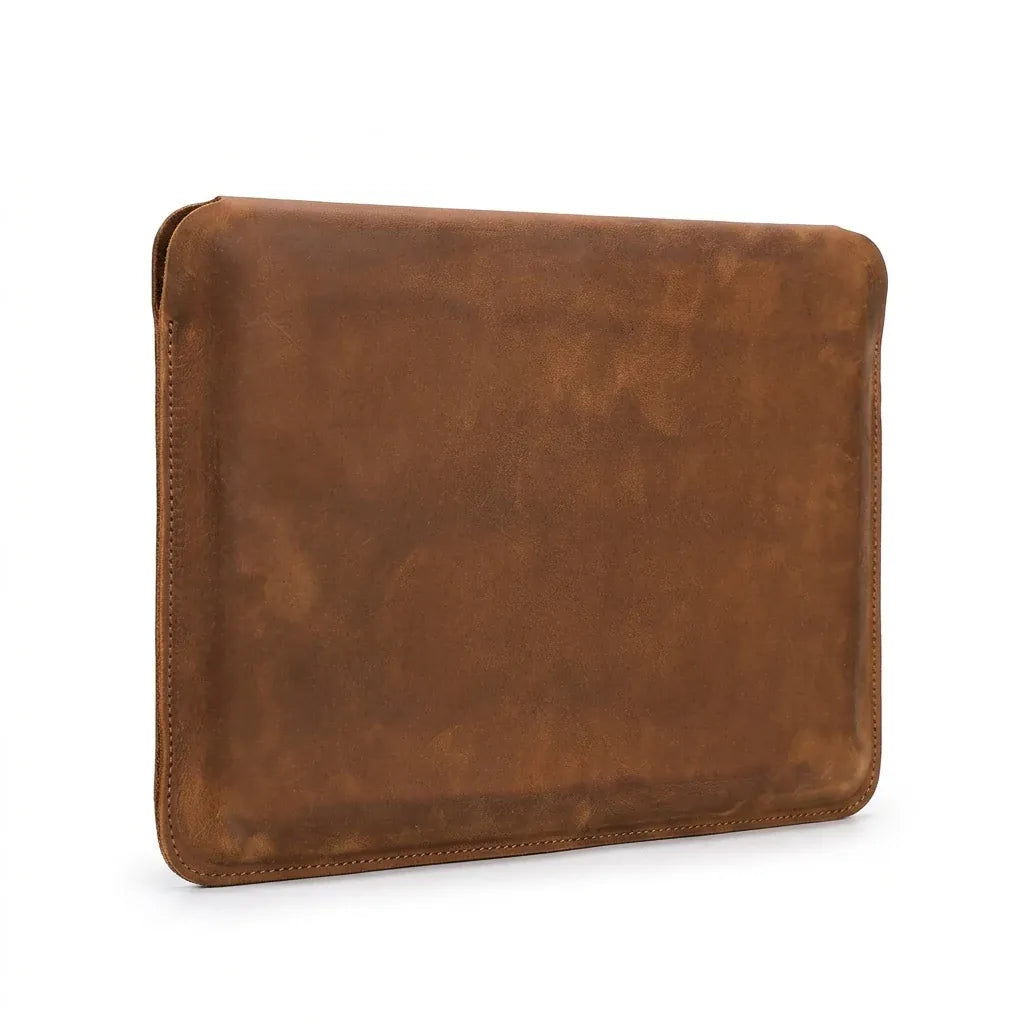 Perpignan - Housse MacBook en cuir véritable, 13 à 16 pouces - packshot sur fond blanc, coloris brun cognac