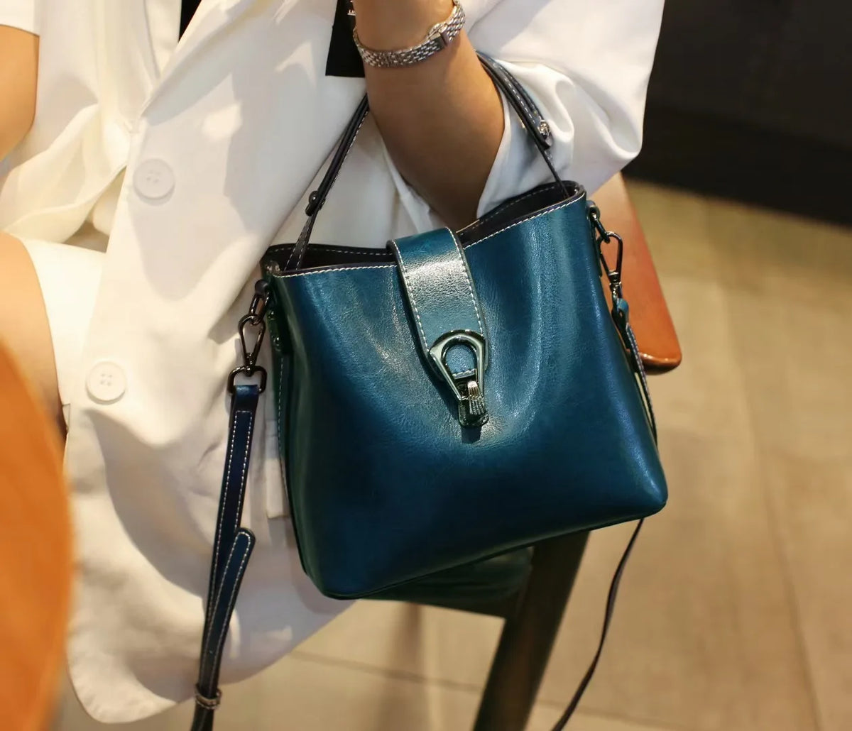 Rezé, sac seau en cuir véritable ciré à l'huile, vue produit 11 (11 sur 12)