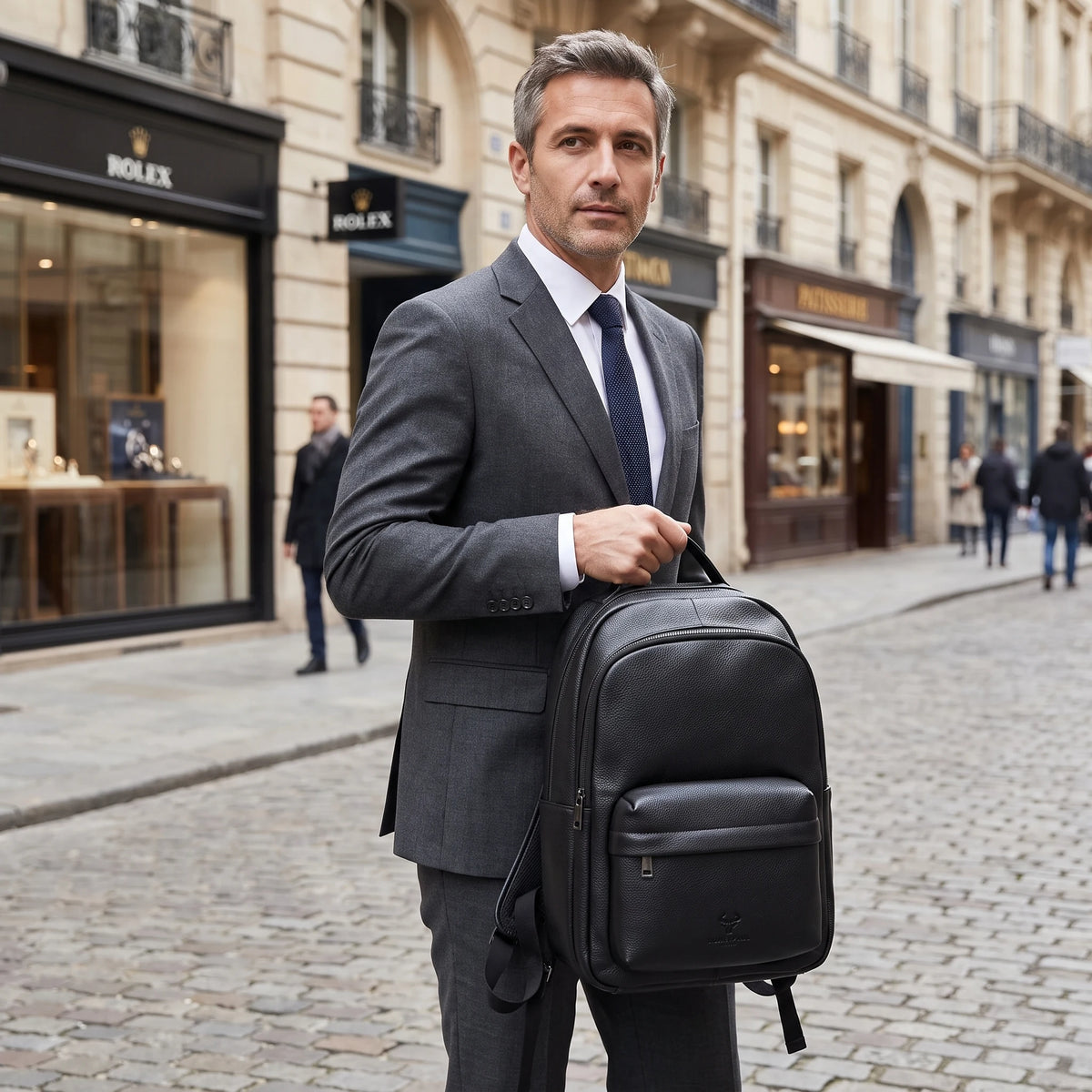 Saint-Étienne — sac à dos en cuir de vachette porté, mise en situation, coloris noir