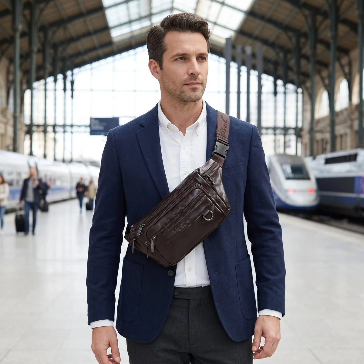 Saint-Germain-en-Laye - sac de poitrine café porté par un homme en gare