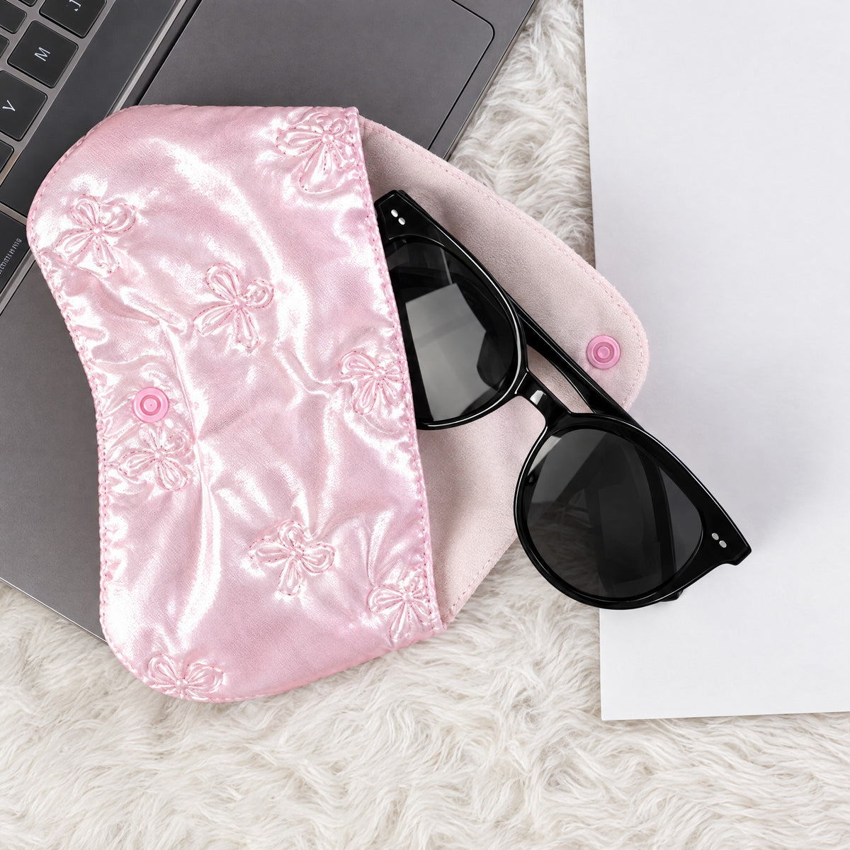 Vitry-sur-Seine, pochette à lunettes rose, fermeture à pression, photo principale (1 sur 7)