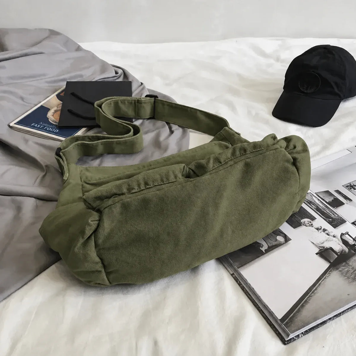 Caluire-et-Cuire - sac en toile vert olive posé, vue extérieure