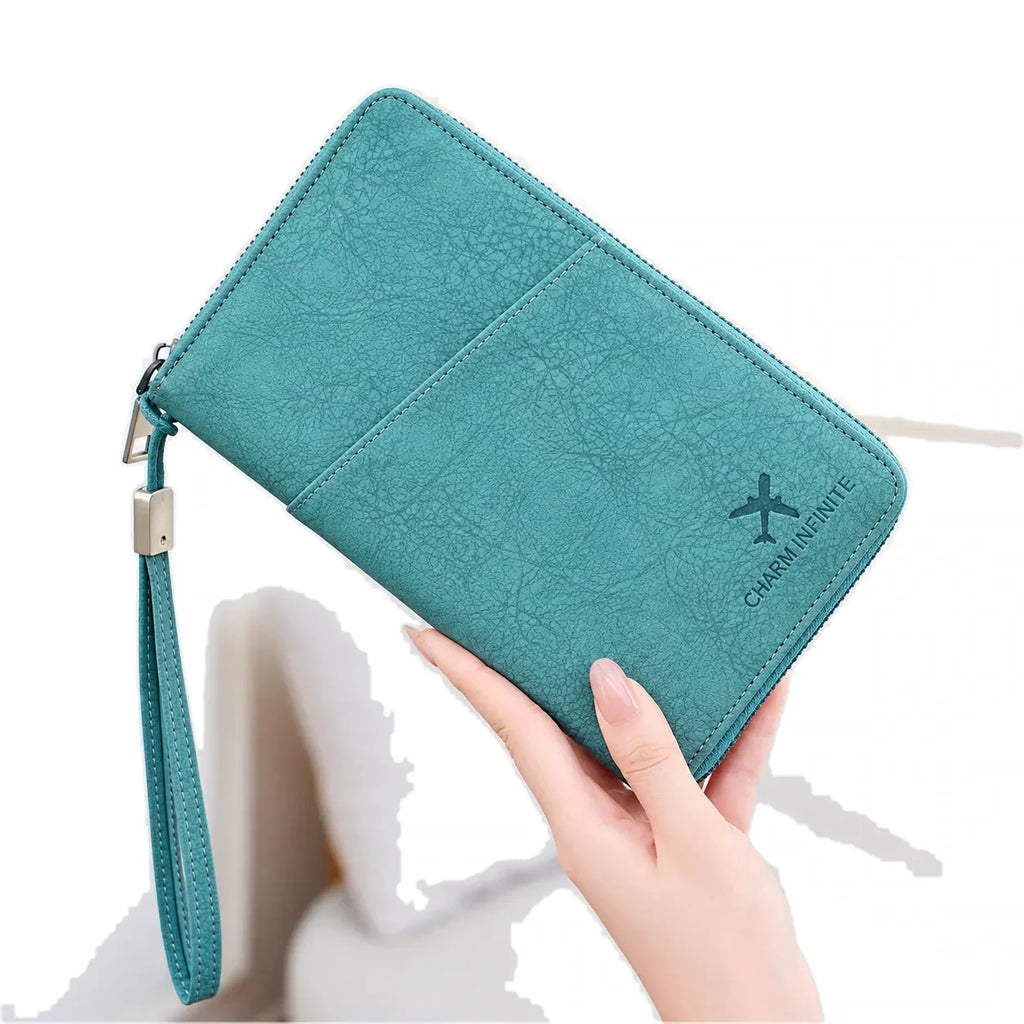 Cherbourg-en-Cotentin — porte-passeport bleu turquoise tenu avec dragonne, vue complète