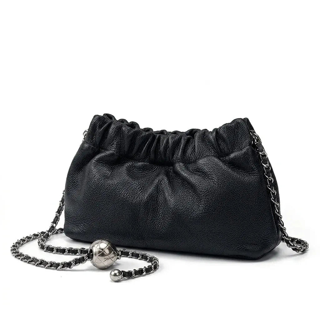 Clamart - Sac à main en cuir de vache, bandoulière chaîne - packshot sur fond blanc, coloris noir