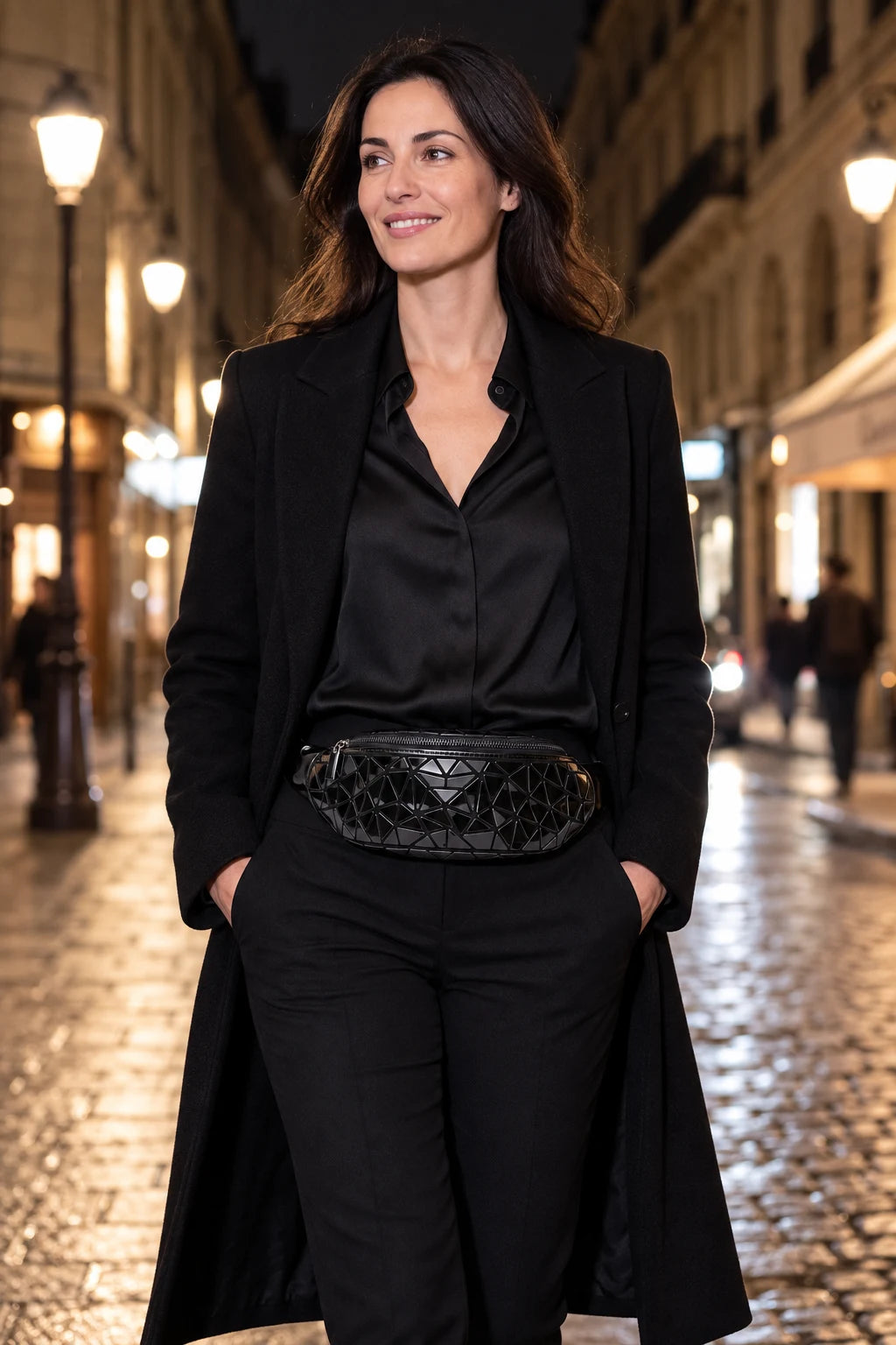 Épinay-sur-Seine — sac banane à mosaïque noire porté à la taille