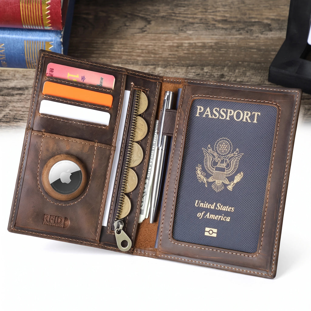 Issy-les-Moulineaux - Portefeuille passeport en cuir véritable, porte-cartes, packshot sur fond blanc, coloris brun café