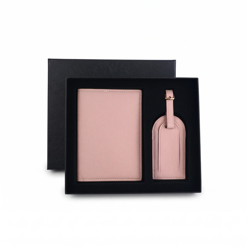 La Rochelle - Porte-passeport et étiquette bagage, nom personnalisable, packshot sur fond blanc, coloris rose poudré
