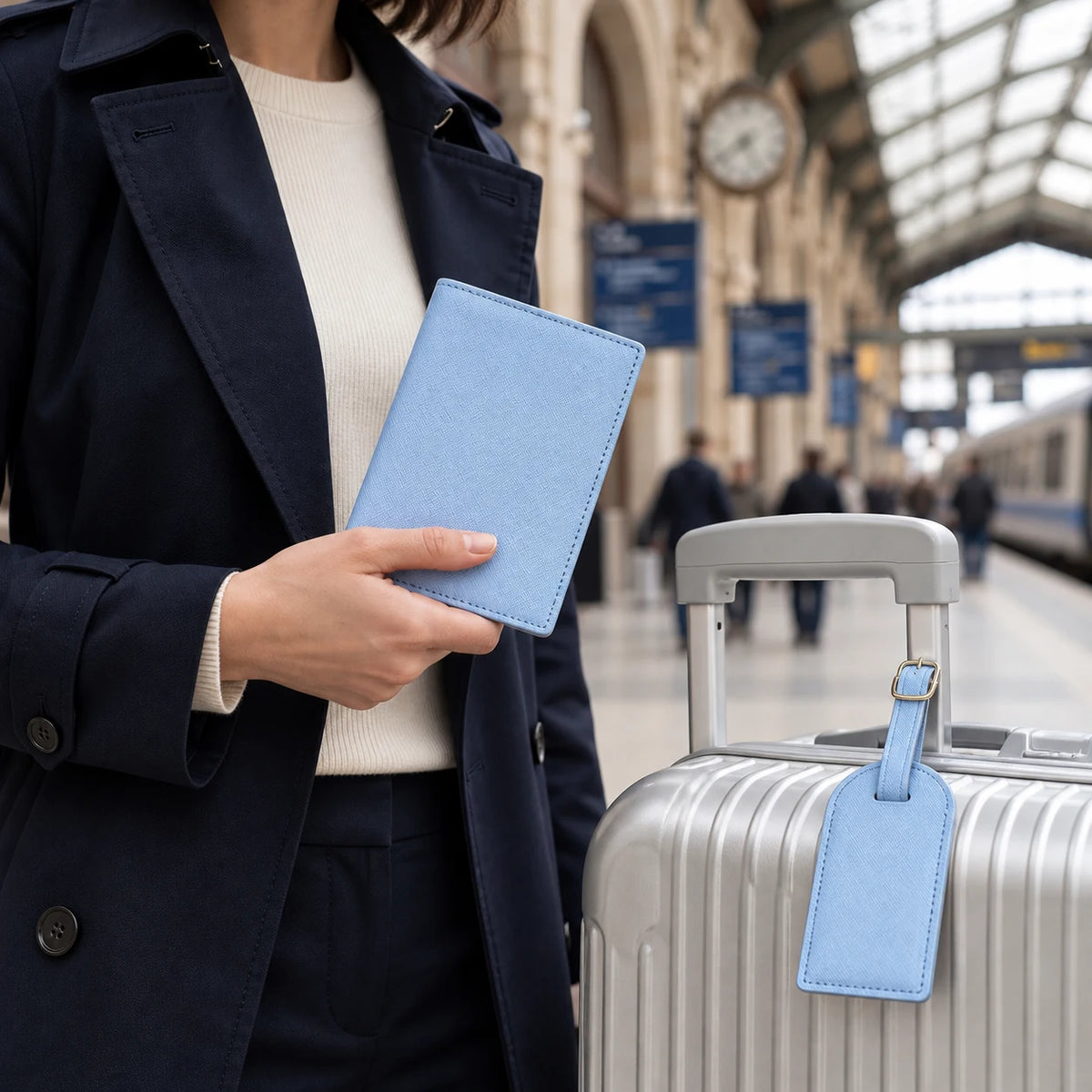 La Rochelle — porte-passeport bleu clair tenu en main et étiquette assortie
