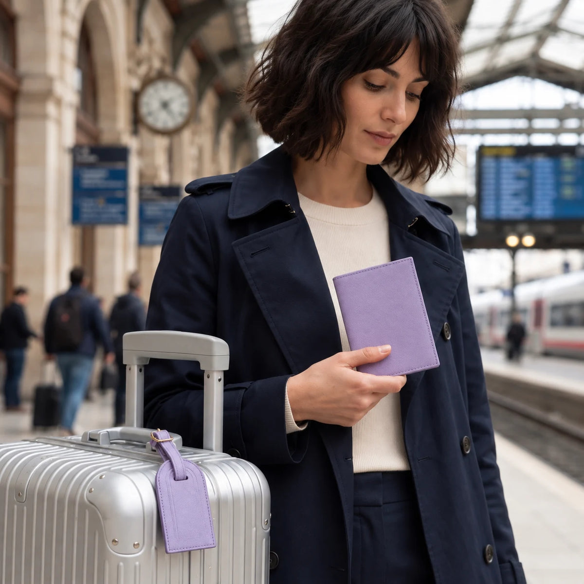 La Rochelle — porte-passeport violet lavande tenu en main et étiquette assortie