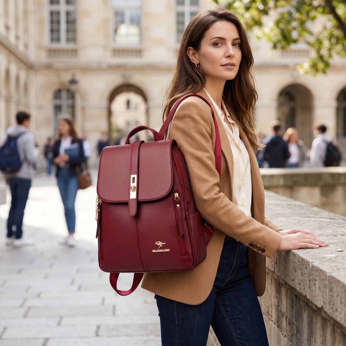 Le Blanc-Mesnil - sac à dos bordeaux porté par une femme en ville