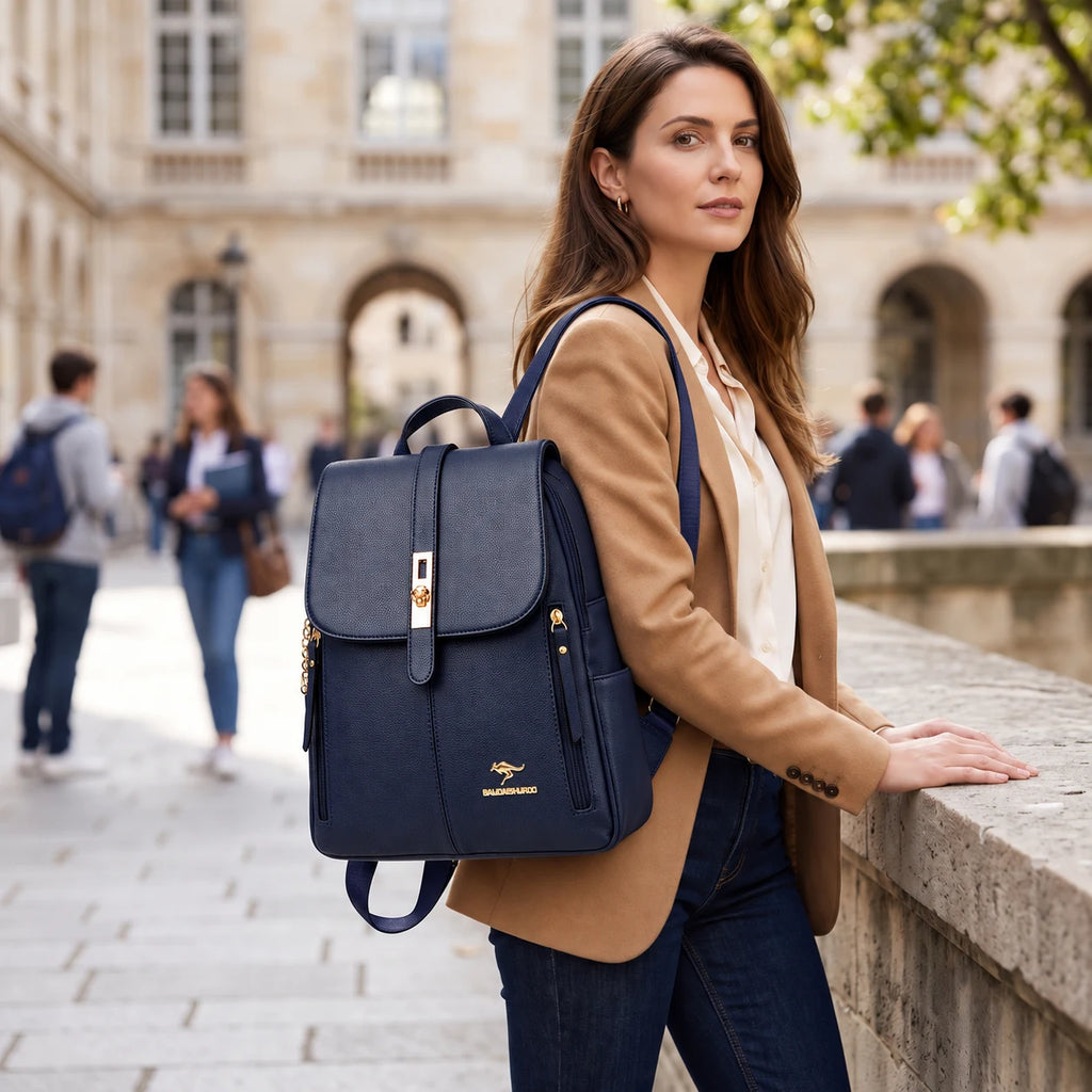 Le Blanc-Mesnil — sac à dos bleu porté, vue complète