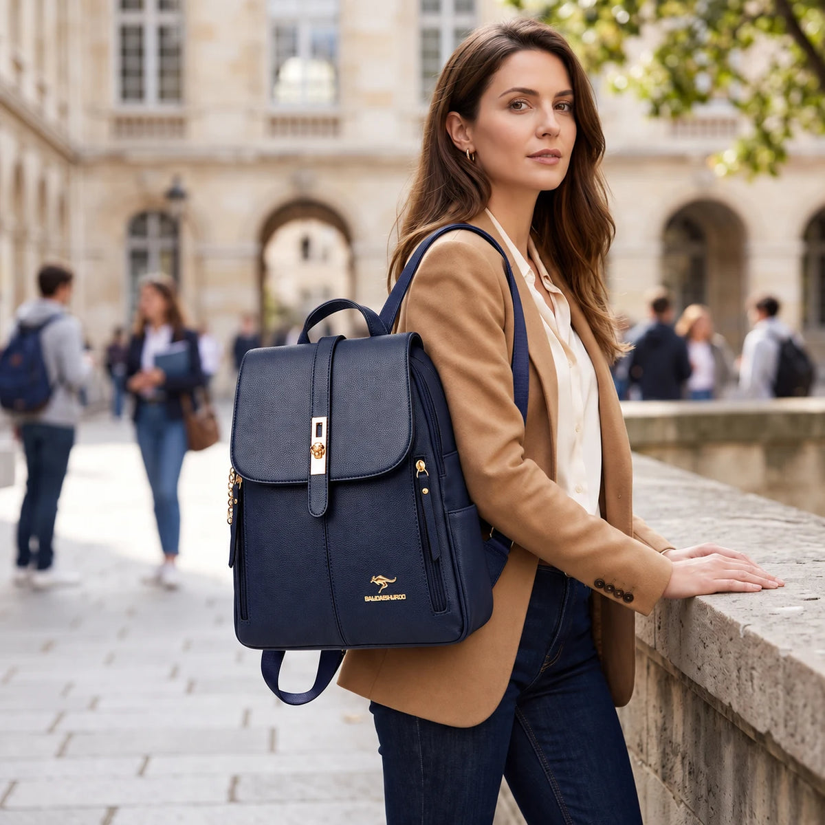 Le Blanc-Mesnil — sac à dos bleu porté, vue complète