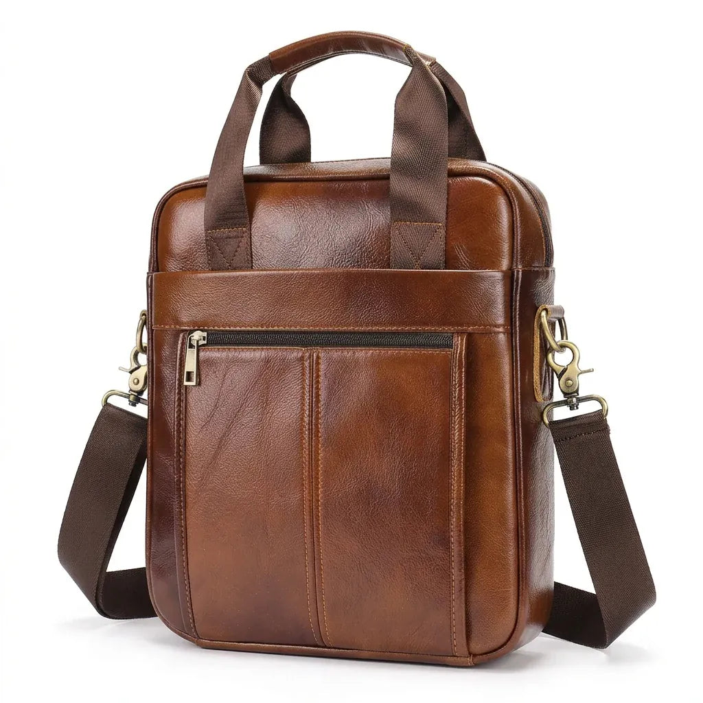 Marcq-en-Barœul - Sacoche messager en cuir véritable, ordinateur 13 pouces - packshot sur fond blanc, coloris brun cognac