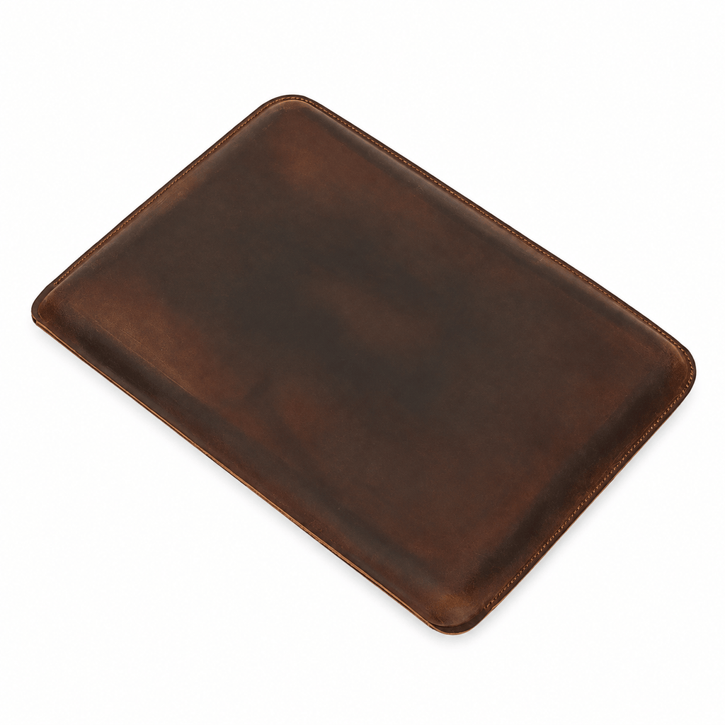 Metz — housse MacBook en cuir café, vue produit sur fond blanc