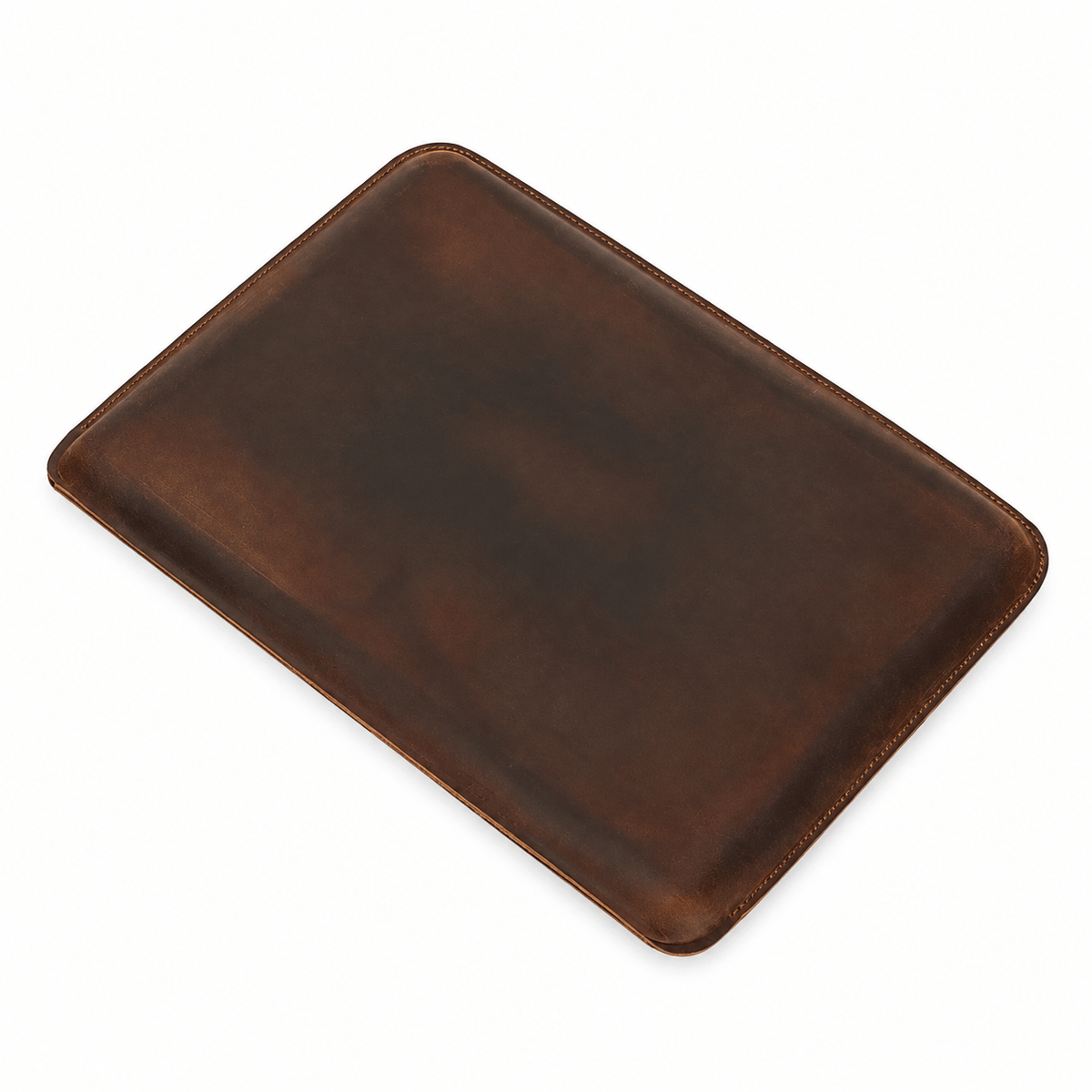 Metz — housse MacBook en cuir café, vue produit sur fond blanc