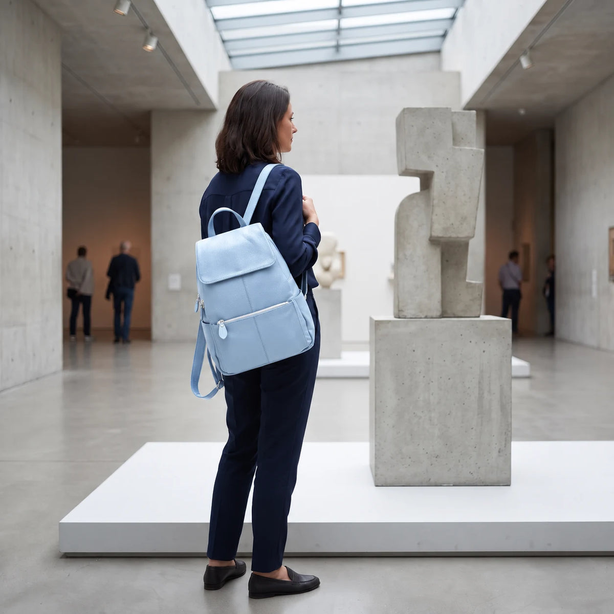 Montauban — sac à dos bleu clair porté, vue complète