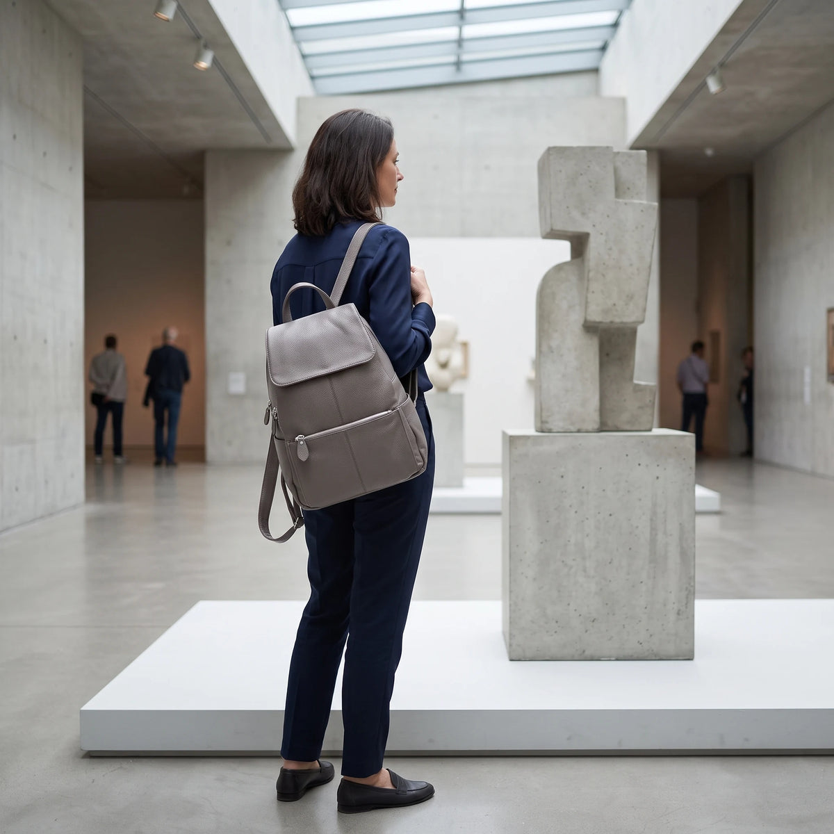 Montauban - sac à dos gris clair porté par une femme au musée