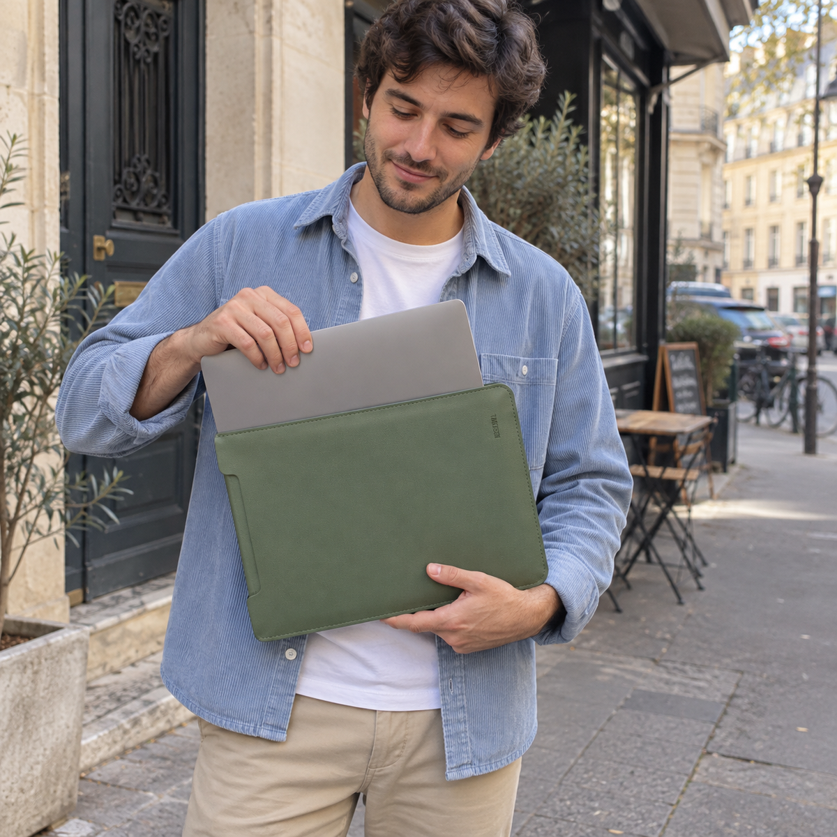 Mulhouse - Housse pour MacBook, doublure matelassée — photo portée naturelle, rue de quartier