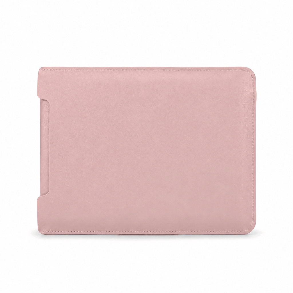 Mulhouse — housse MacBook rose poudré sur fond blanc