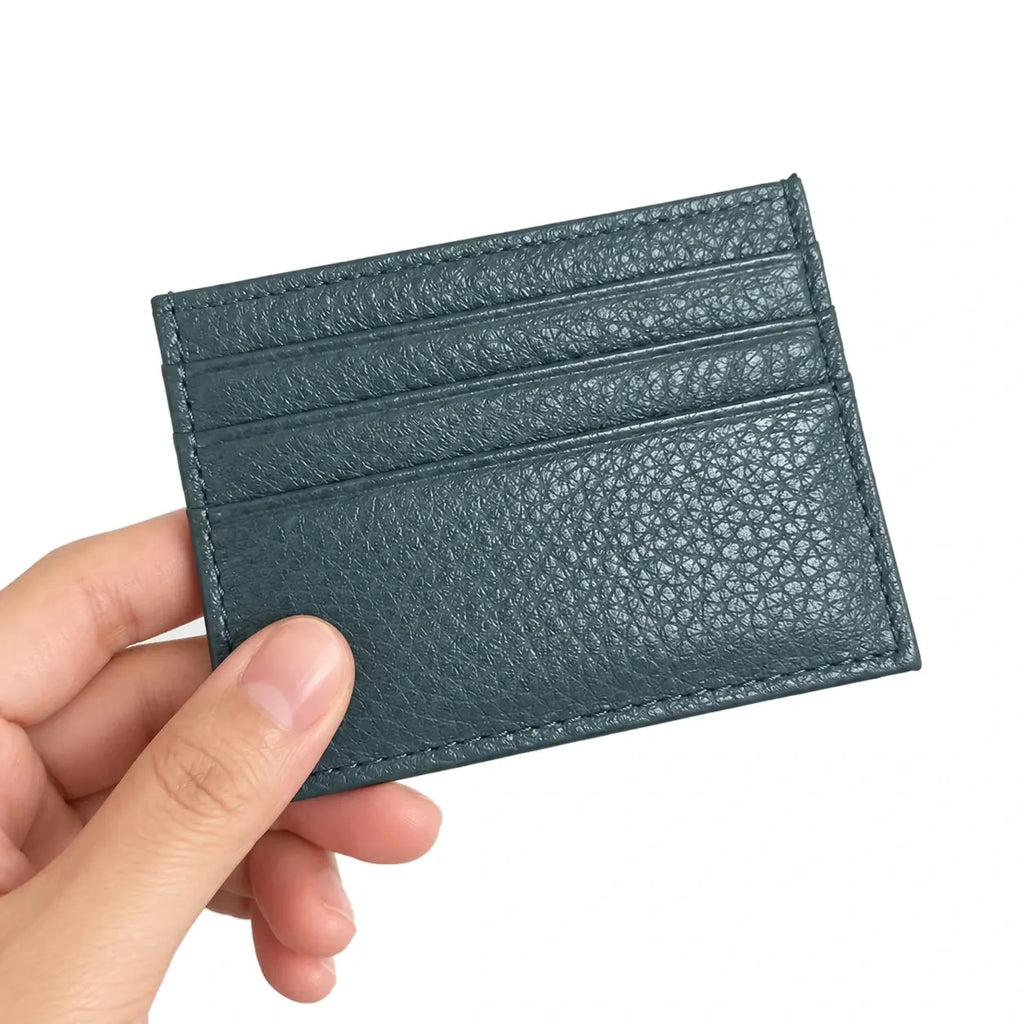 Nouméa — porte-cartes bleu gris tenu en main