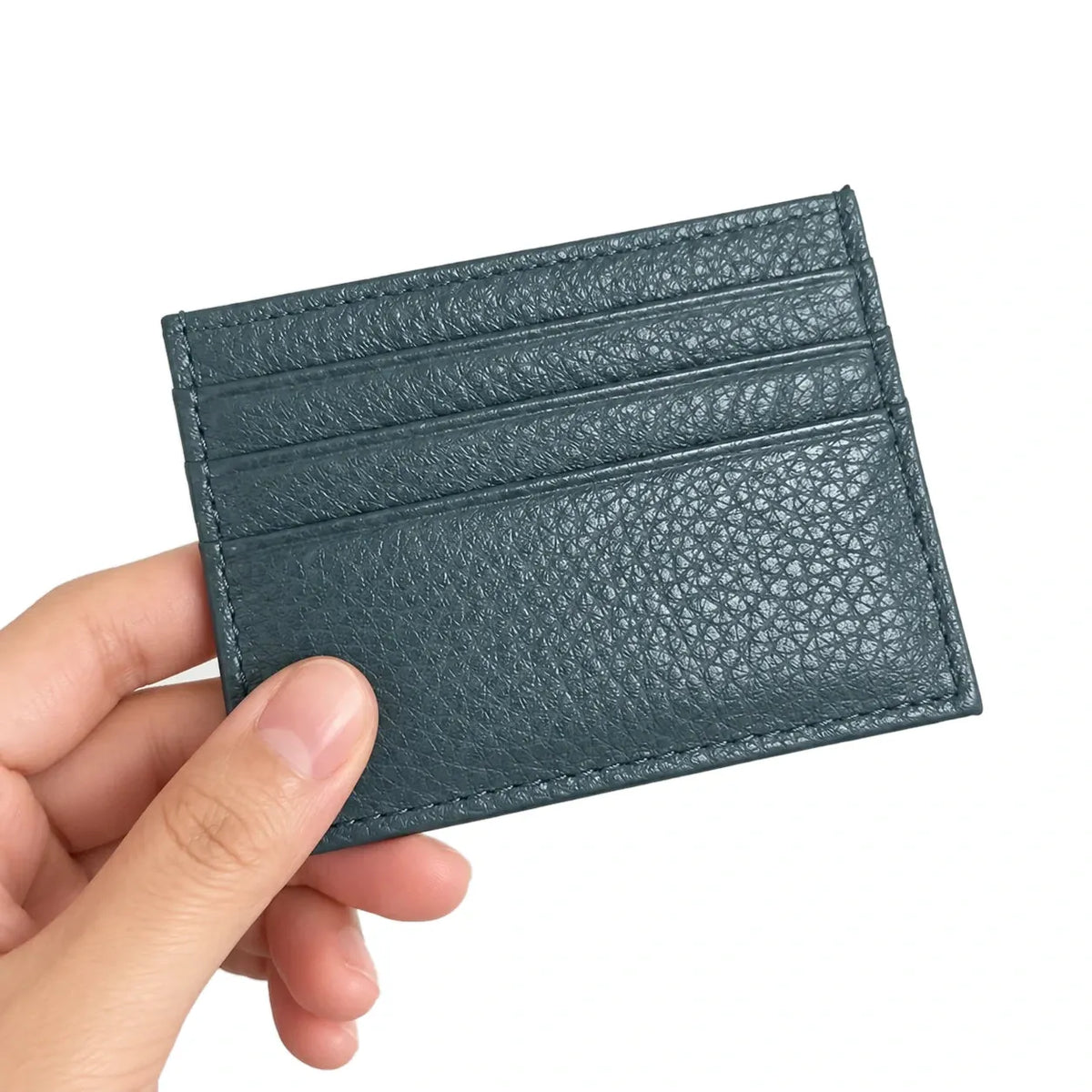Nouméa — porte-cartes bleu gris tenu en main
