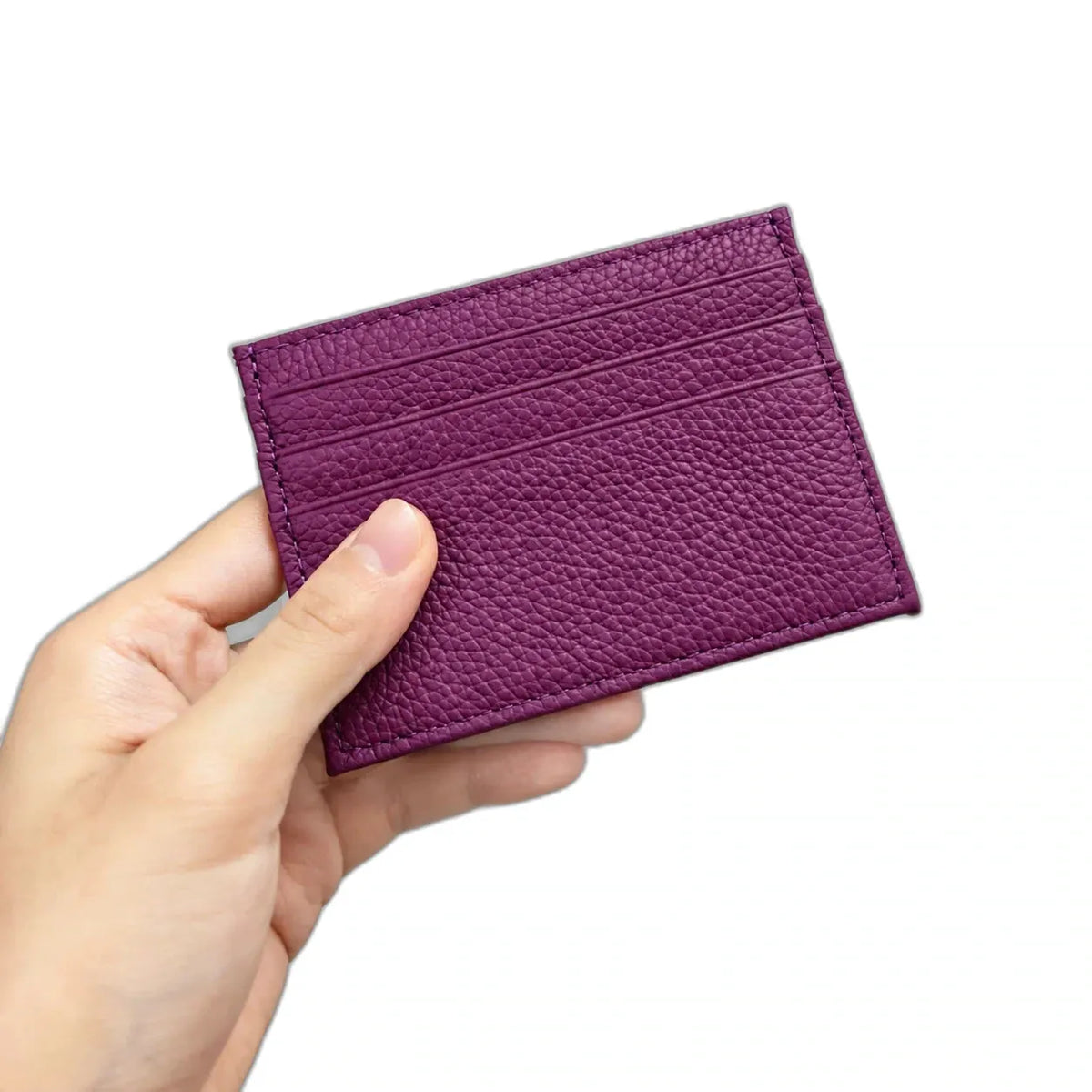 Nouméa — porte-cartes violet tenu en main