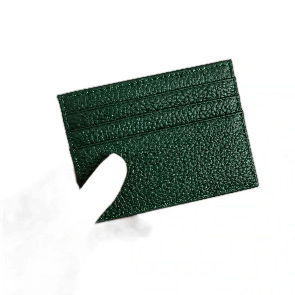 Nouméa — porte-cartes vert foncé tenu en main