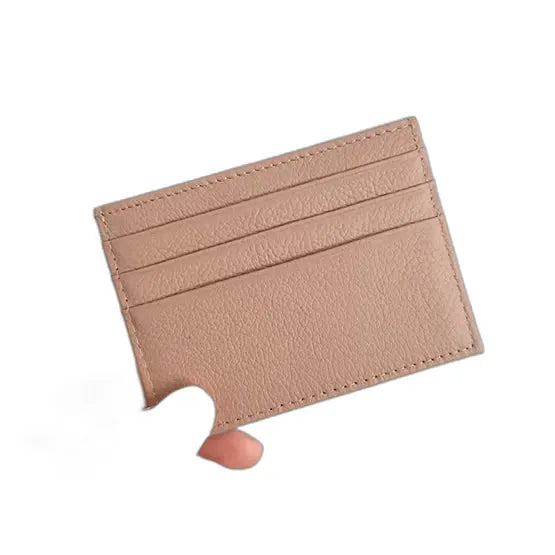 Nouméa — porte-cartes rose tenu en main