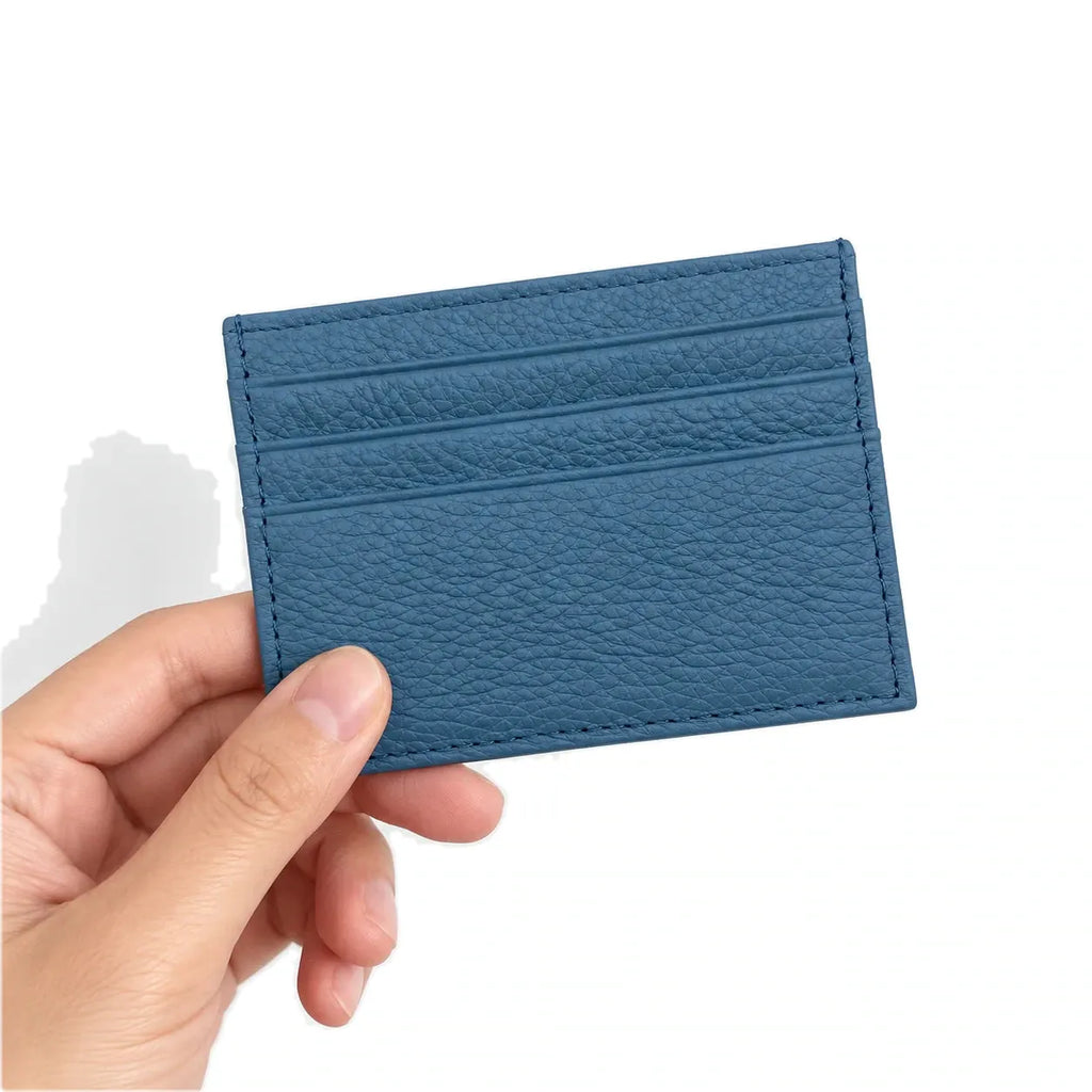 Nouméa — porte-cartes bleu tenu en main